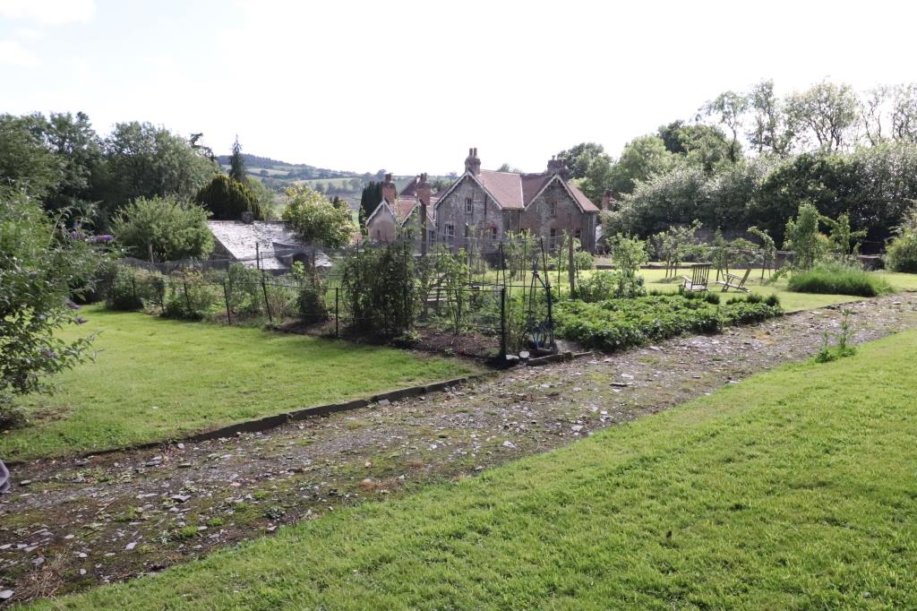 Lot: 8 - DETACHED VICTORIAN RESIDENCE FOR REFURBISHMENT SET IN 1.5 ACRES -